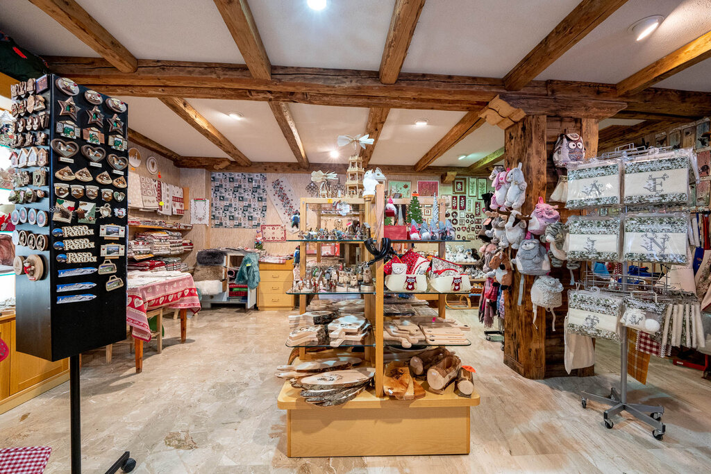 Content Dam Org 3 Images Full Rights Shopping Pordoi Souvenir Passo Pordoi Pordoi Souvenir Passo Pordoi Archivio Apt Val Di Fassa Mrizzi 6